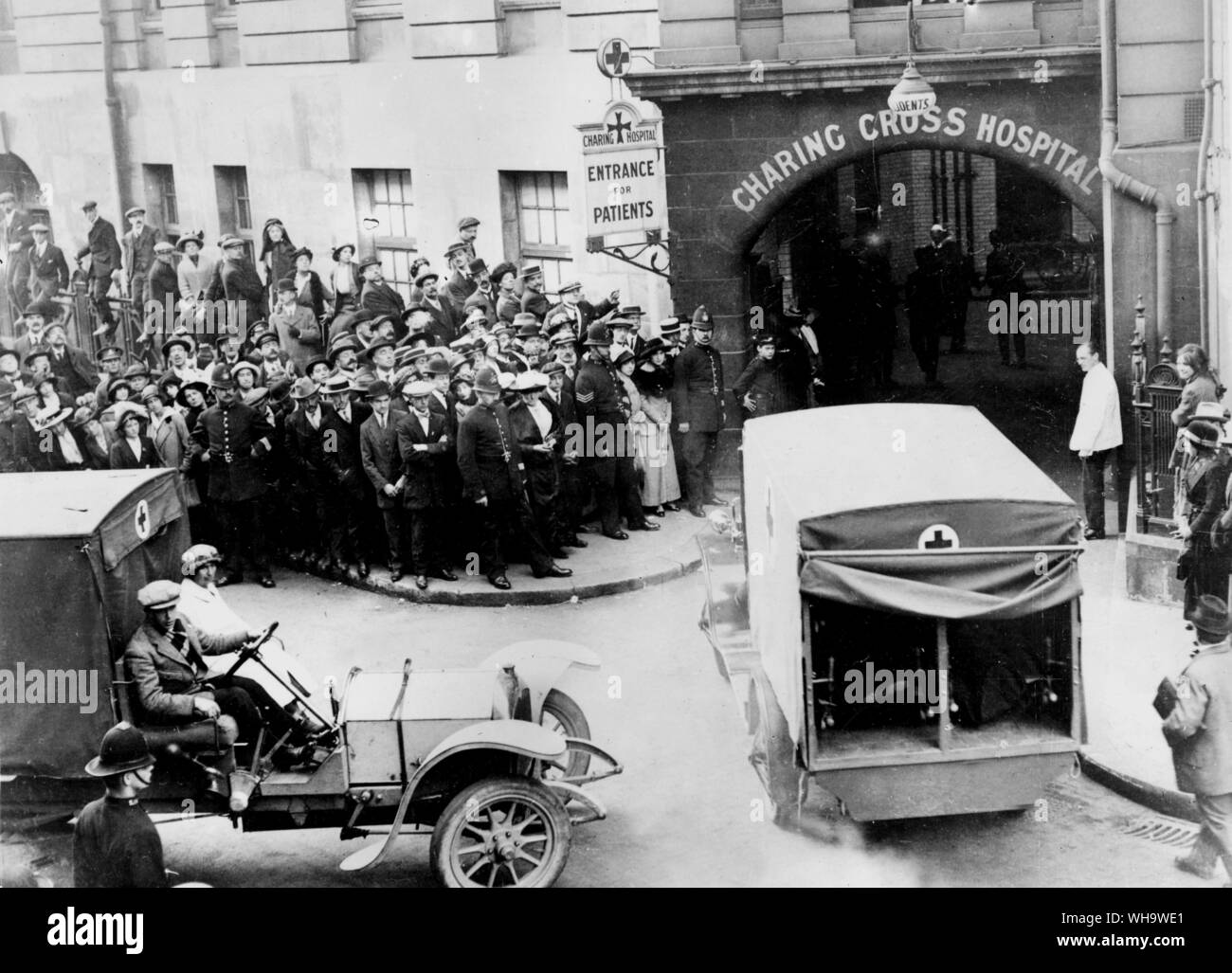 WW1 : Blessés du front de l'Ouest arrivant à l'hôpital de Charing Cross dans les ambulances. 1917 Septembre. Banque D'Images