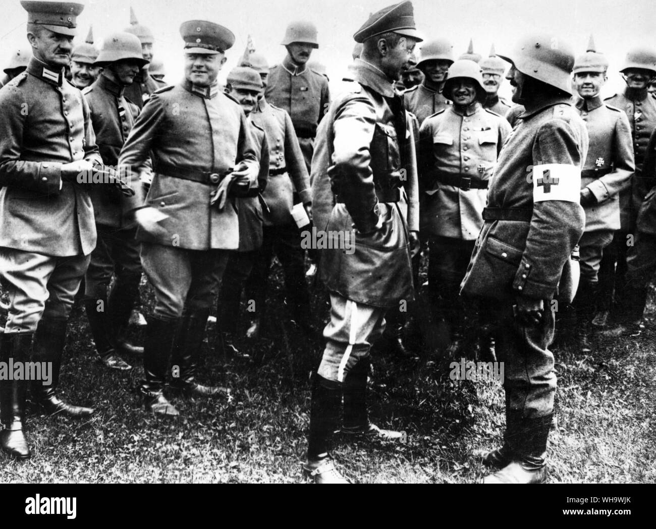 WW1/ Le prince allemand s'adressant à l'homme portant un brassard de la Croix-Rouge. Banque D'Images