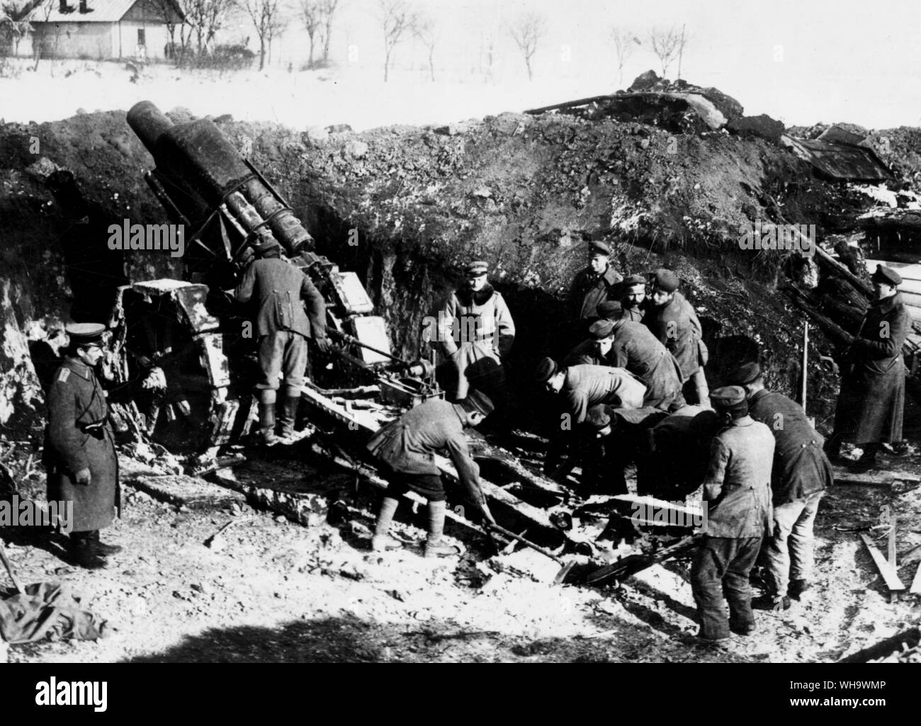 WW1/ front Roumain : Avance sur le Sereth. Canon Obusier allemand 21cm en action, janvier 1917. Banque D'Images