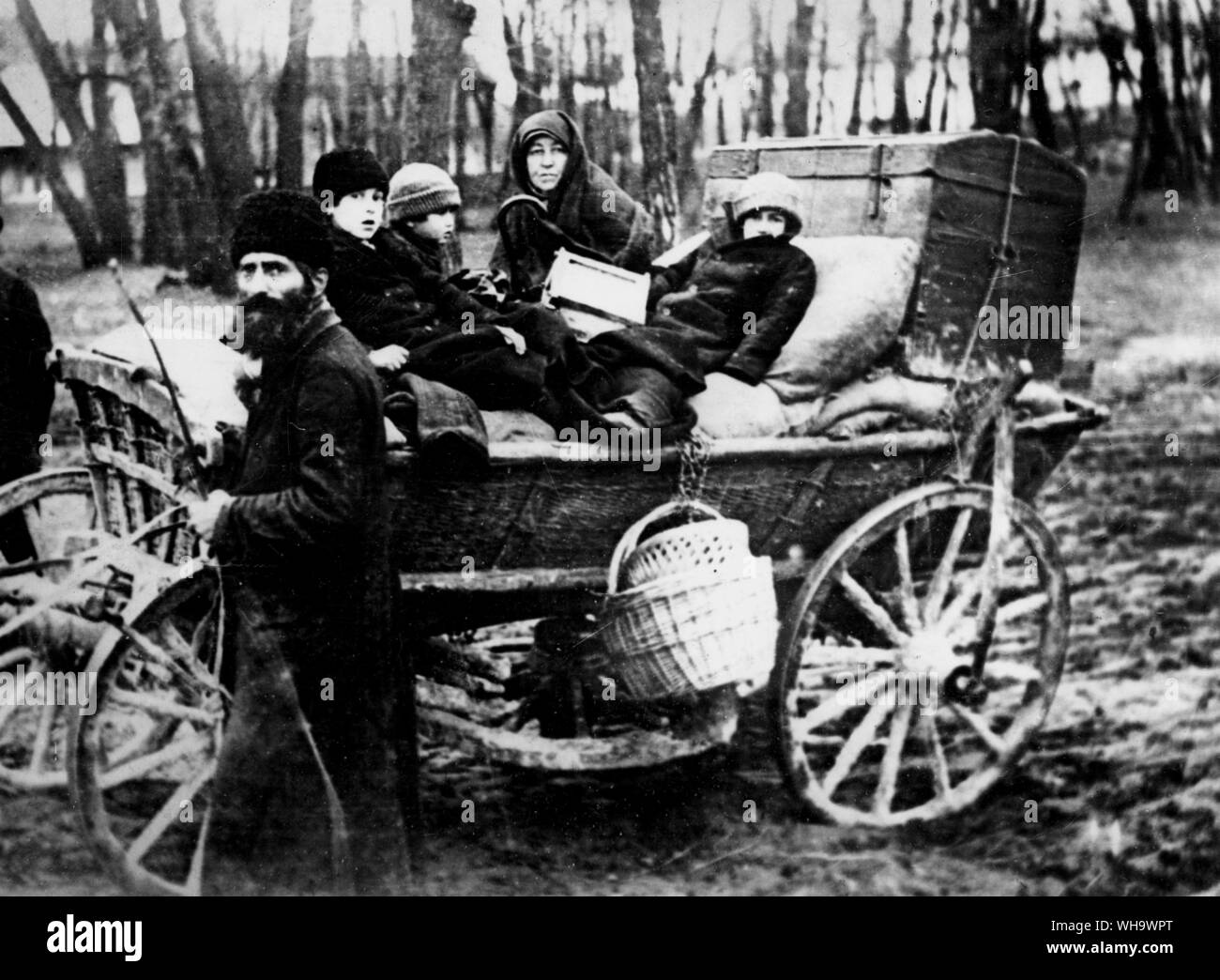 WW1/ réfugiés polonais sur la route avec leurs effets personnels. Banque D'Images