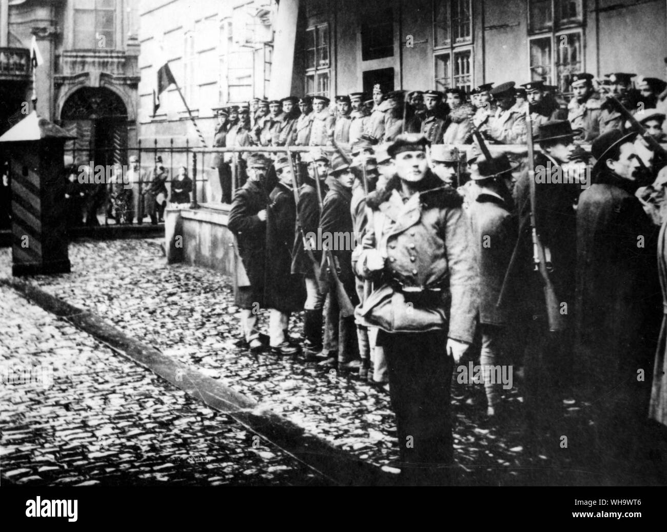 Ww1/ une sentinelle des soldats tchécoslovaques en face de l'Armée provinciale siège dans la petite ville de Prague, au cours de la nuit du 29 et 30 octobre th 1918. Banque D'Images