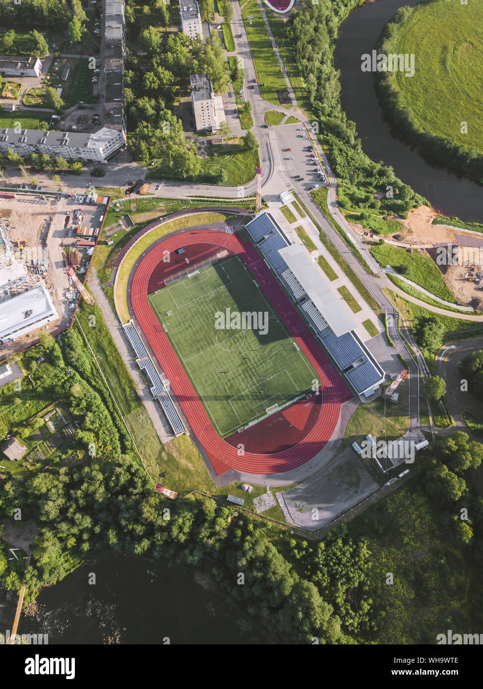 Vue aérienne du stade sportif, Tikhvin, Russie Banque D'Images
