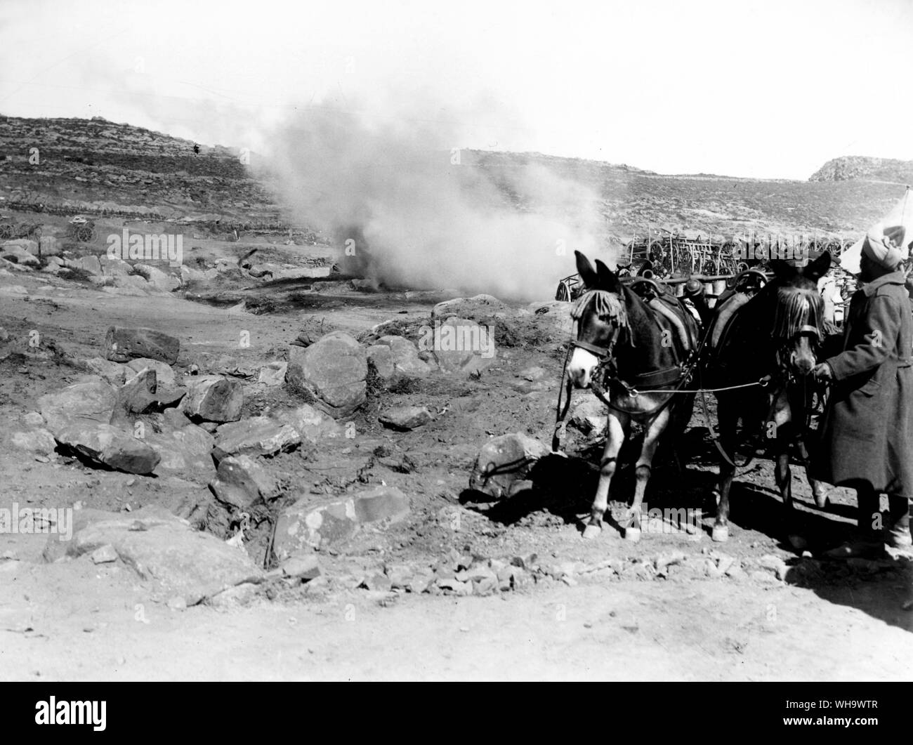 WW1/ les Balkans. Ours d'éclatement du shell d'un parc de chariots indiens sur le chemin muletier de l'Ouest. Banque D'Images