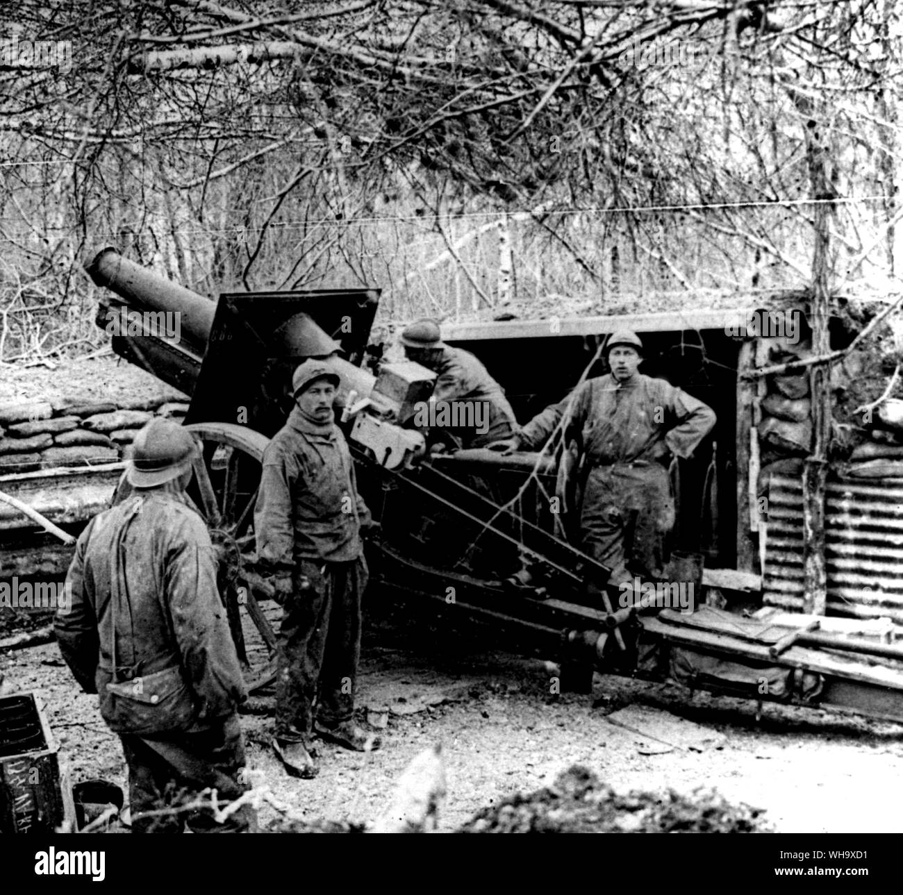 WW1 : un canon de 155 en position avec des troupes Manning. Banque D'Images