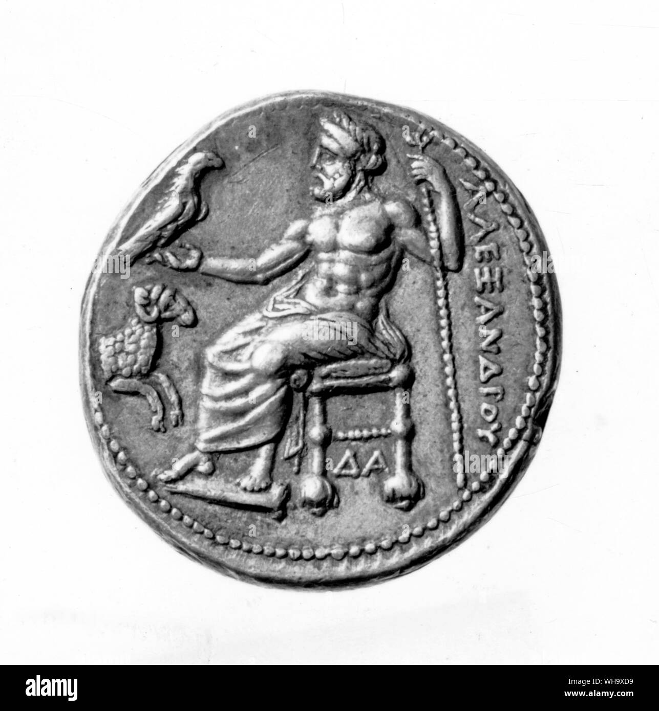 Pièces de monnaies étrangères d'Alexandre. Zeus, dieu patron de Macédoine, est copié à partir de la fameuse statue de Phidias à Olympie. Banque D'Images