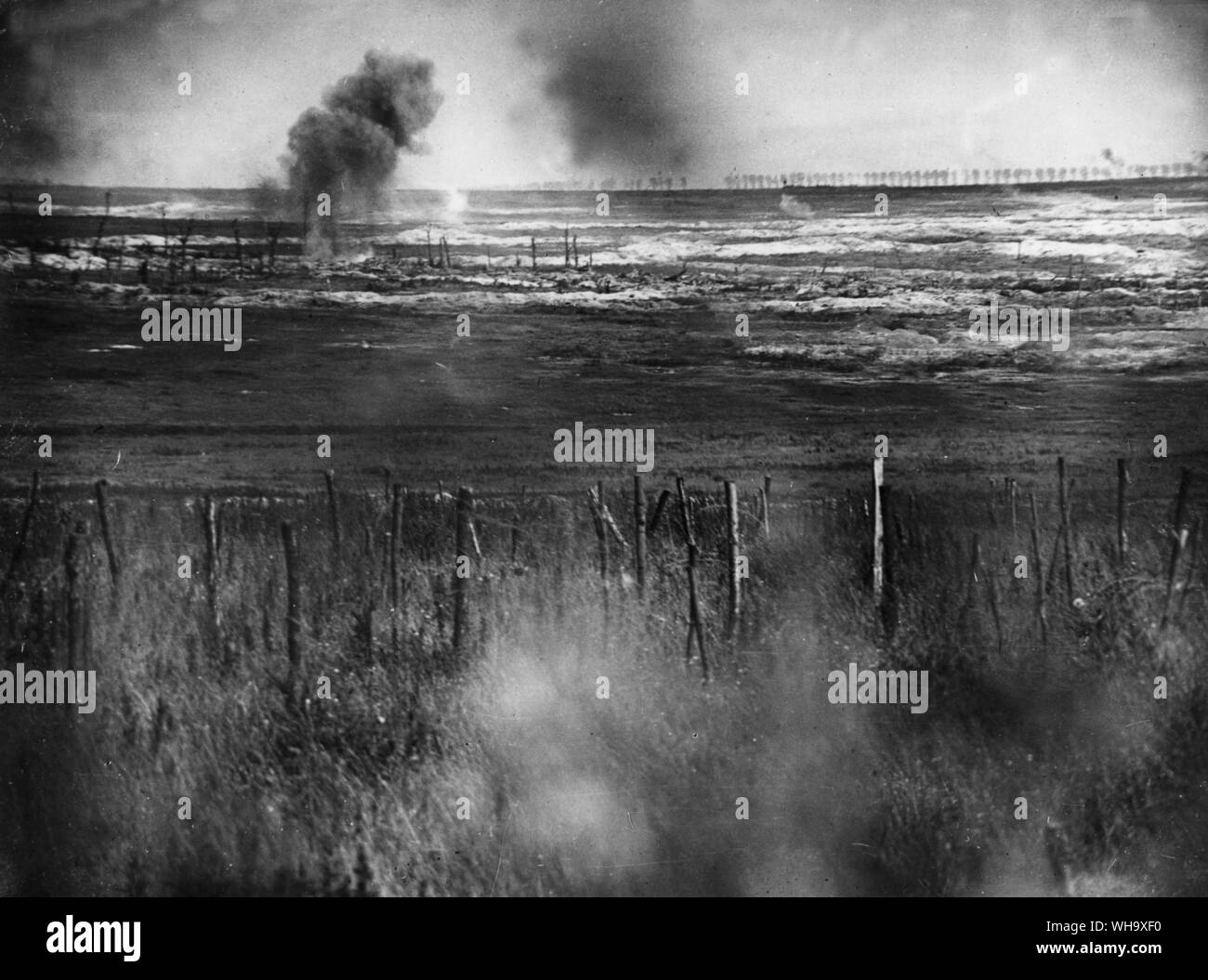 WW1 : Bataille de Albert. L'artillerie britannique de bombarder les tranchées allemandes avant l'attaque de la Boisselle, juillet 1916. Banque D'Images