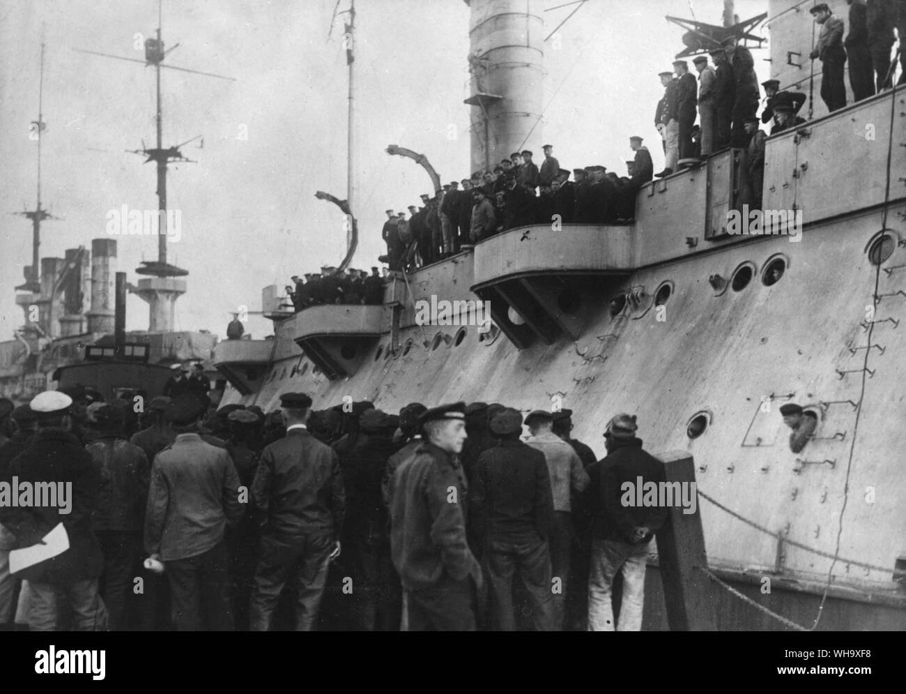 WW1 : l'équipage d'un sous-marin allemand dans le port. Banque D'Images