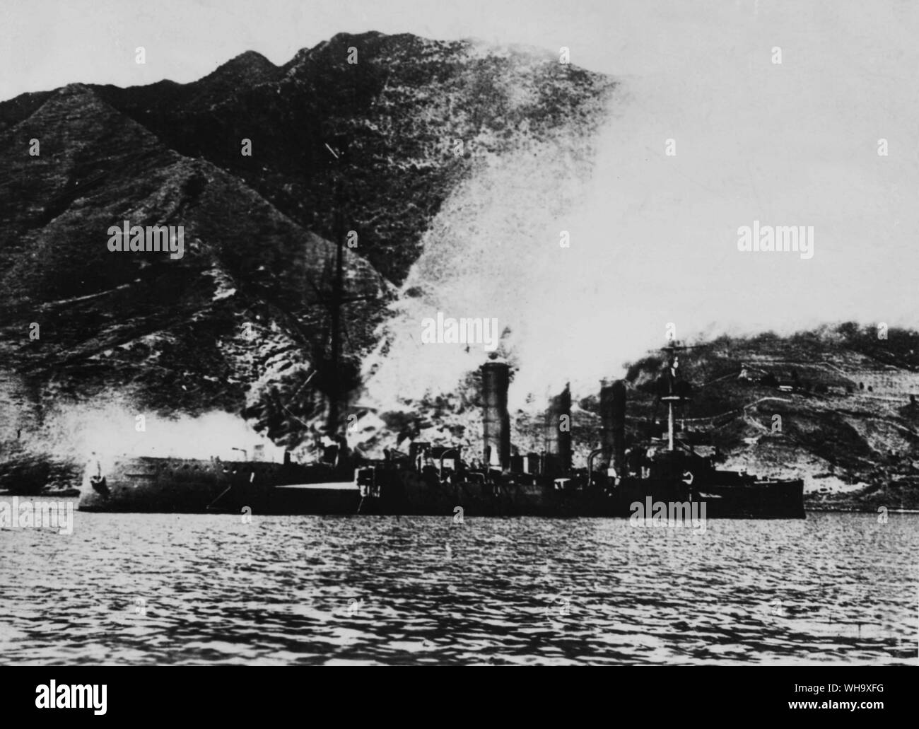 WW1 : croiseur allemand Dresden battant un pavillon blanc à Jaun Fernandez Port. Banque D'Images