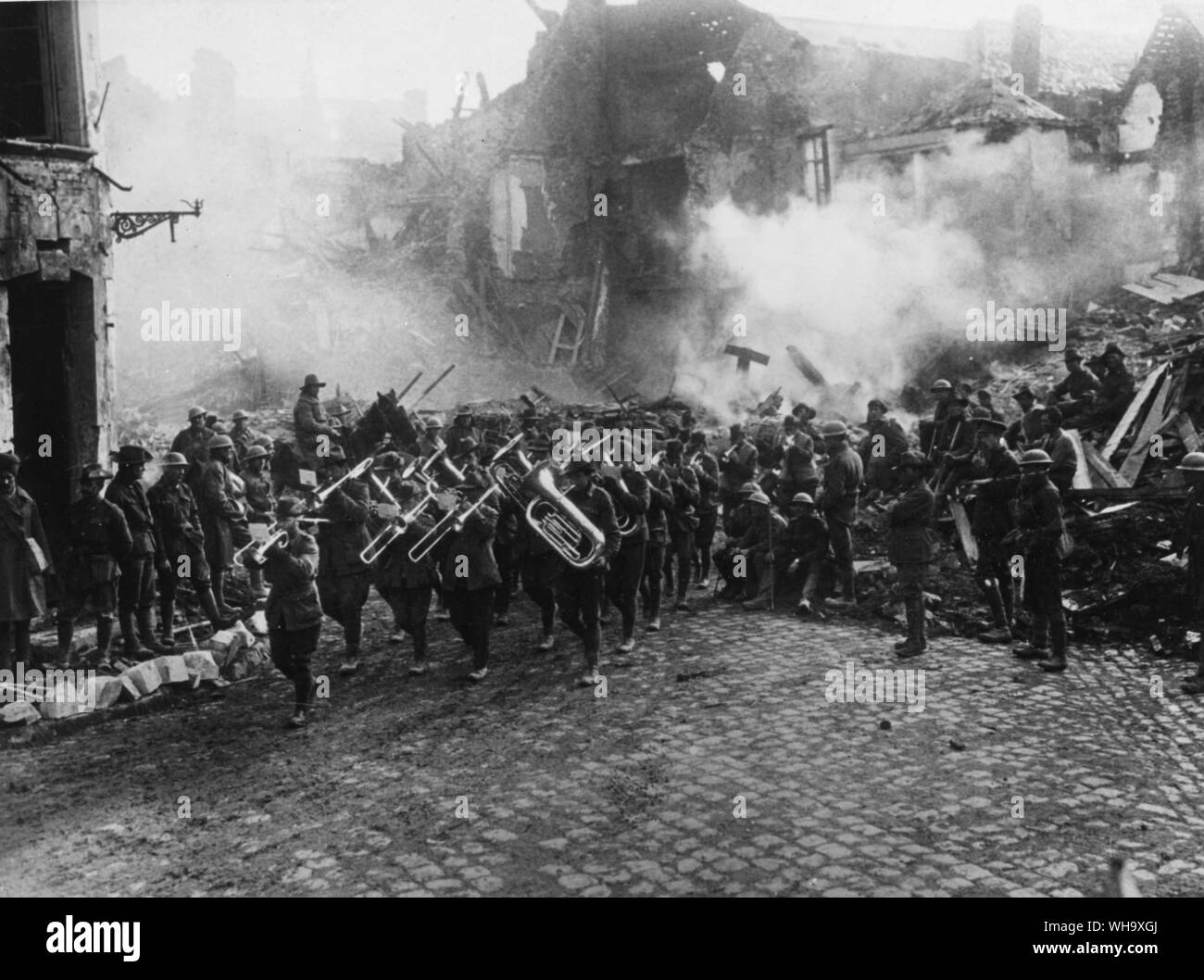 WW1 : les troupes alliées band joue comme il marche à travers les ruines. Banque D'Images