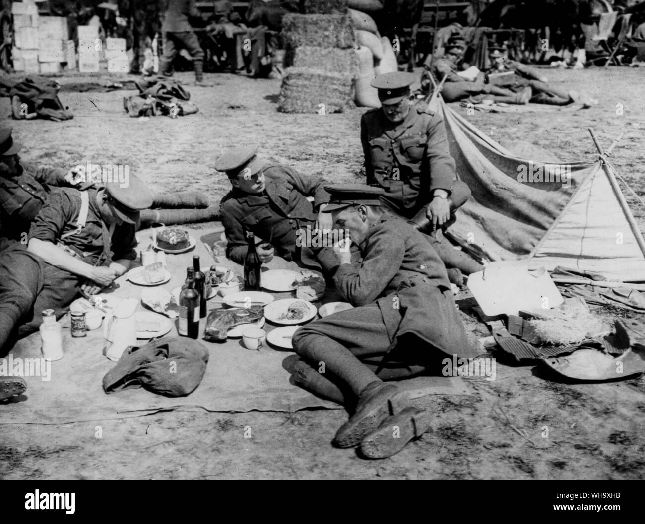 WW1 : les officiers au déjeuner pendant la bataille de F..... (Illisible), mai 1915. Banque D'Images