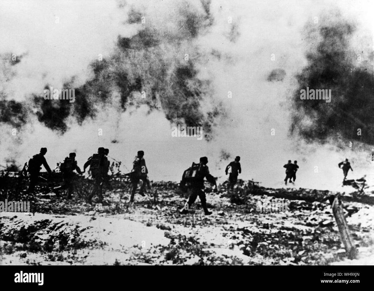 WW1 : équipe d'assaut austro-hongrois de l'avancement dans le brouillard artificiel. Banque D'Images