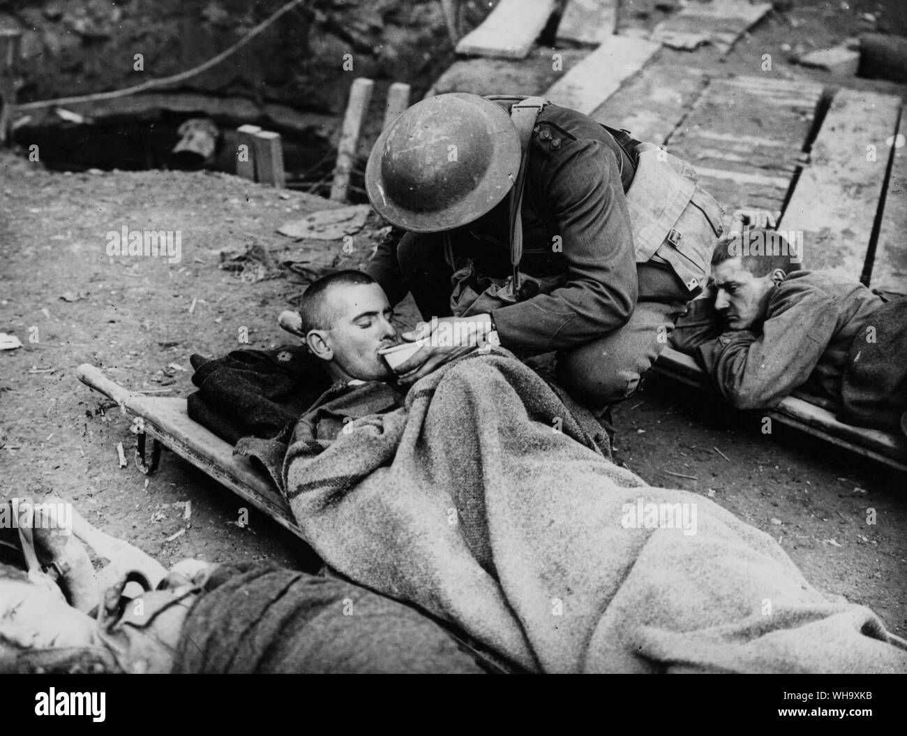 WW1 : Bataille de la route de Menin Ridge. Succoring Padre les blessés, près de Potijze, septembre 1917. Banque D'Images