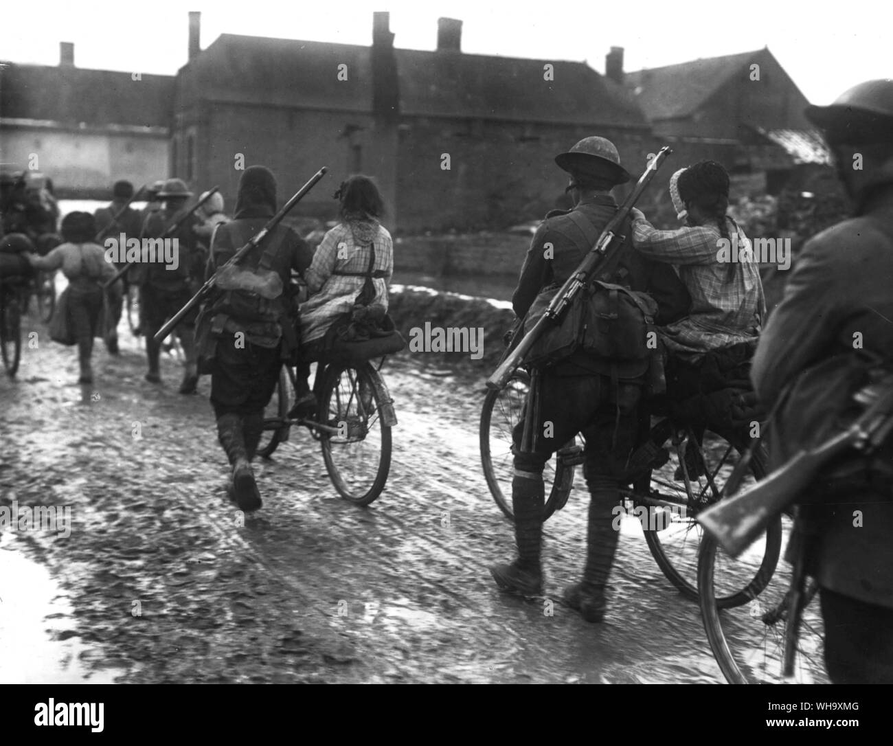 WW1 : Les cyclistes passant par le village de Vraignes, mars 1917. Après la retraite allemande de Hindenburg ici. Le premier à passer par les troupes britanniques. Banque D'Images