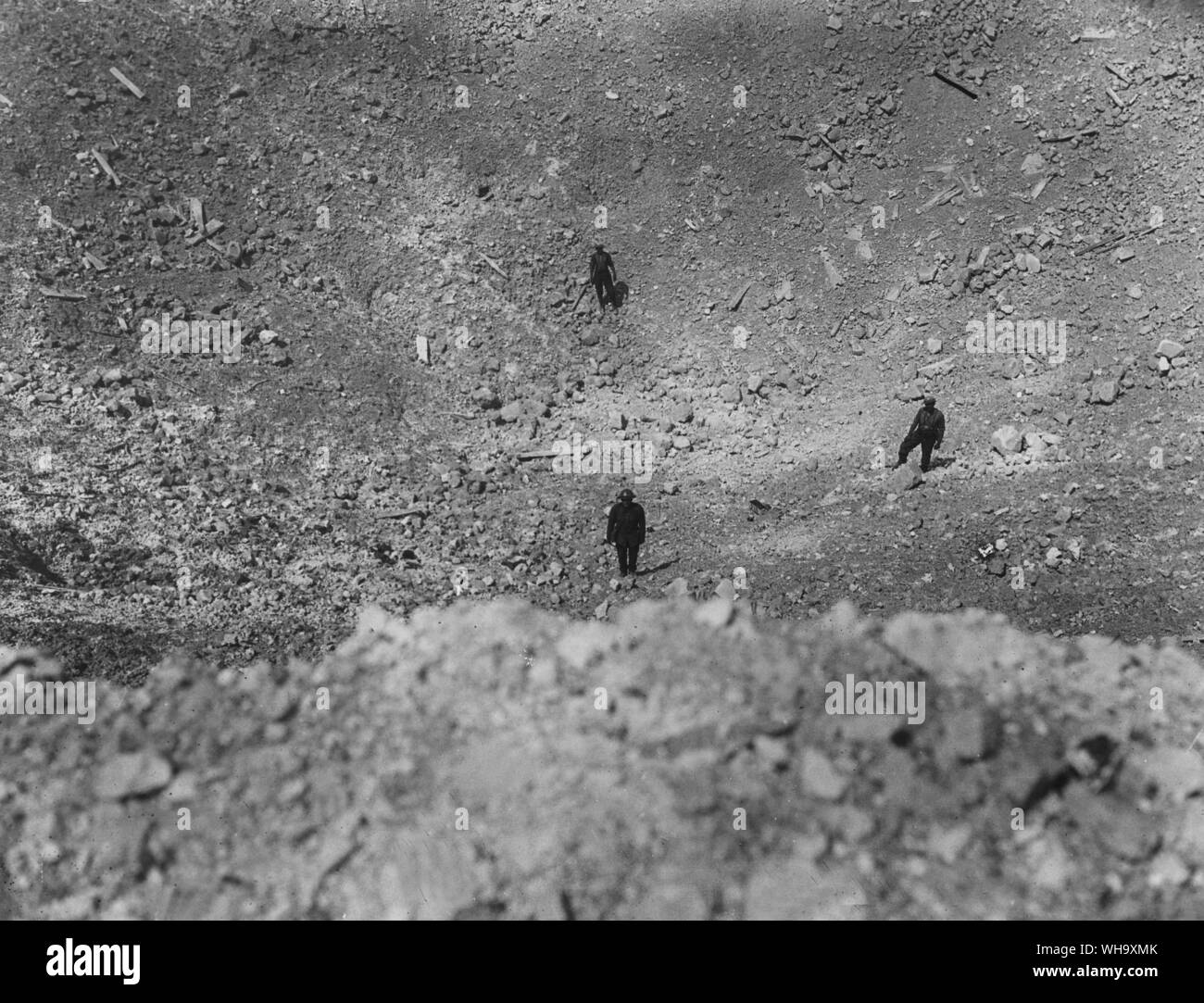 WW1 : Intérieur d'un cratère de mine à la Boiselle, août 1916. Soldats inspecter la zone. Banque D'Images