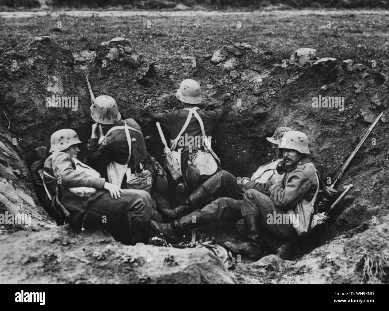 WW1 : les soldats allemands à la bataille d'Ypres. Manning un trou d'obus ; sentry et observateur à servir avec les trois autres au repos. Banque D'Images