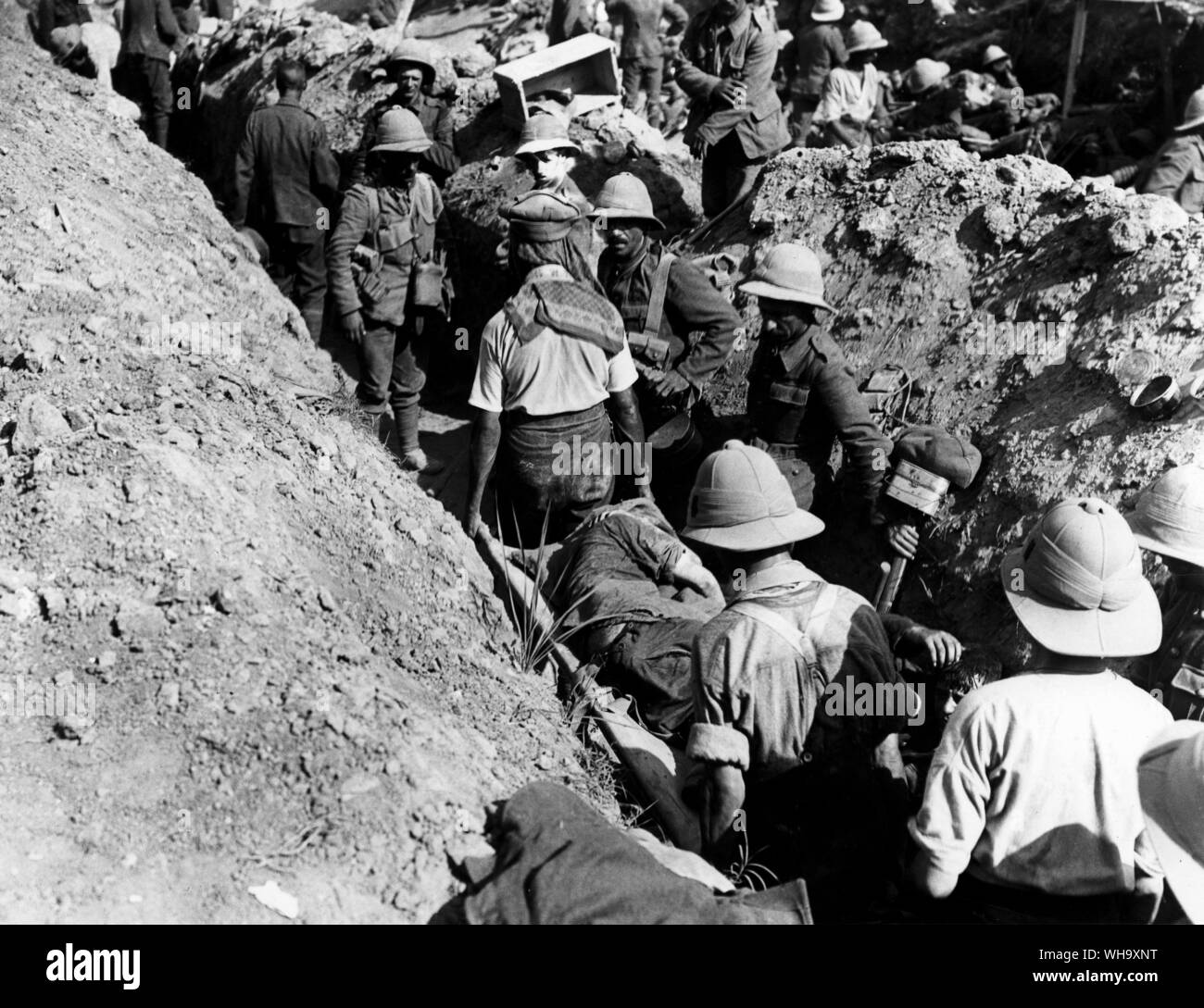 WW1 : la congestion dans une tranchée de communication pendant une action, avec quelques blessés et des brancards en baisse. Banque D'Images