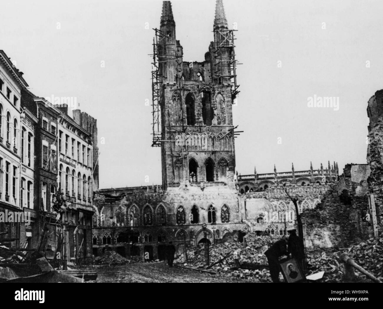 WW1 : première bataille d'Ypres, 1914. Dommages à la Halle et maisons à proximité causé par le premier bombardement de l'ennemi de la ville. Remarque habitants sauver les articles de leurs maisons détruites. Banque D'Images