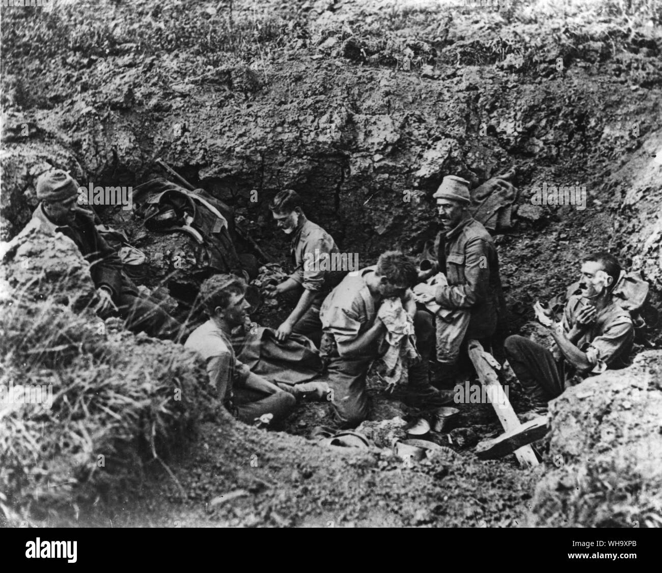 WW1 : Mont St. Kenmel Soldats en trou d'obus. Remarque l'homme le rasage. Banque D'Images