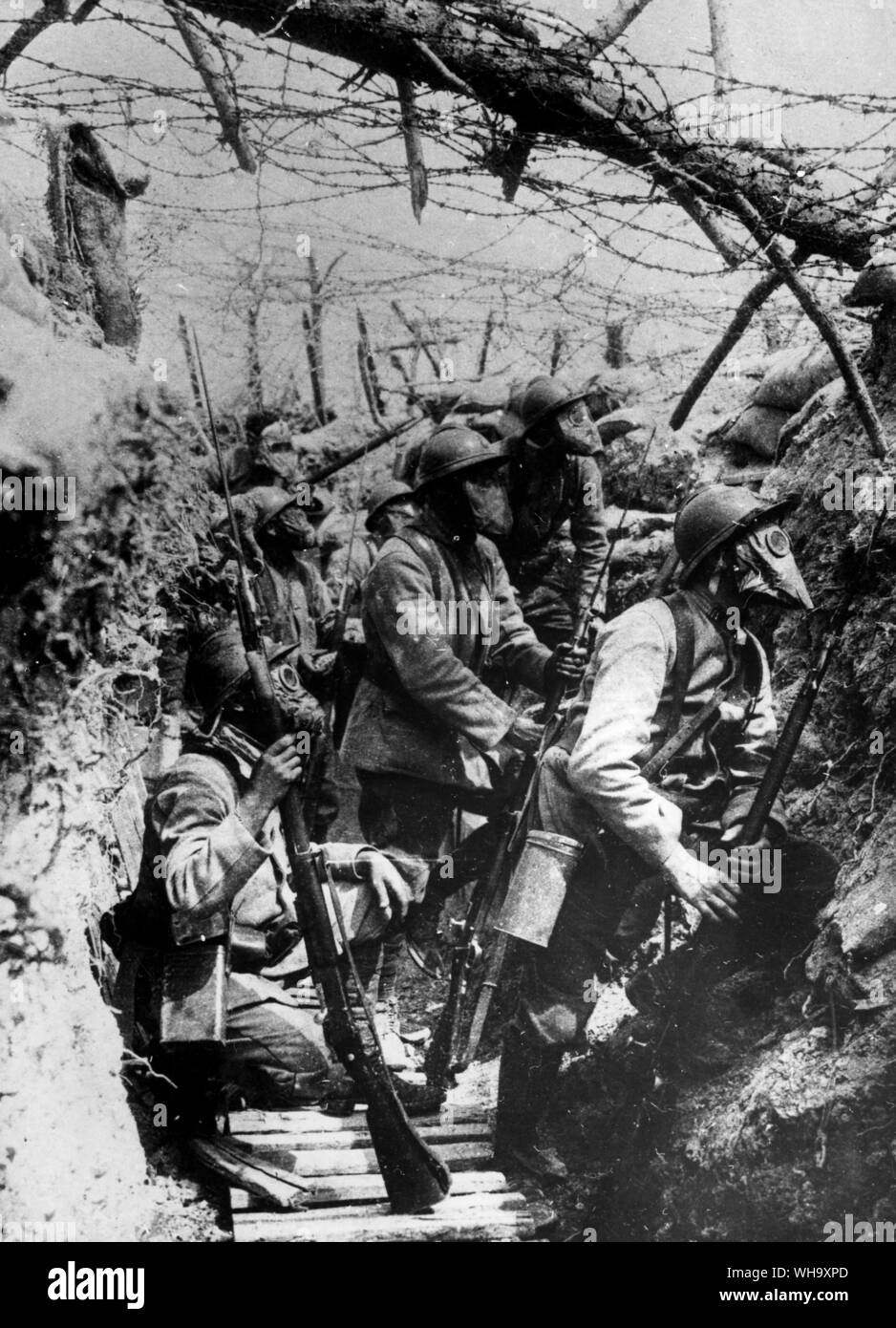 WW1 : tranchées pendant la guerre de 1918, avant l'attaque au gaz. Des soldats portant des masques à gaz. Banque D'Images