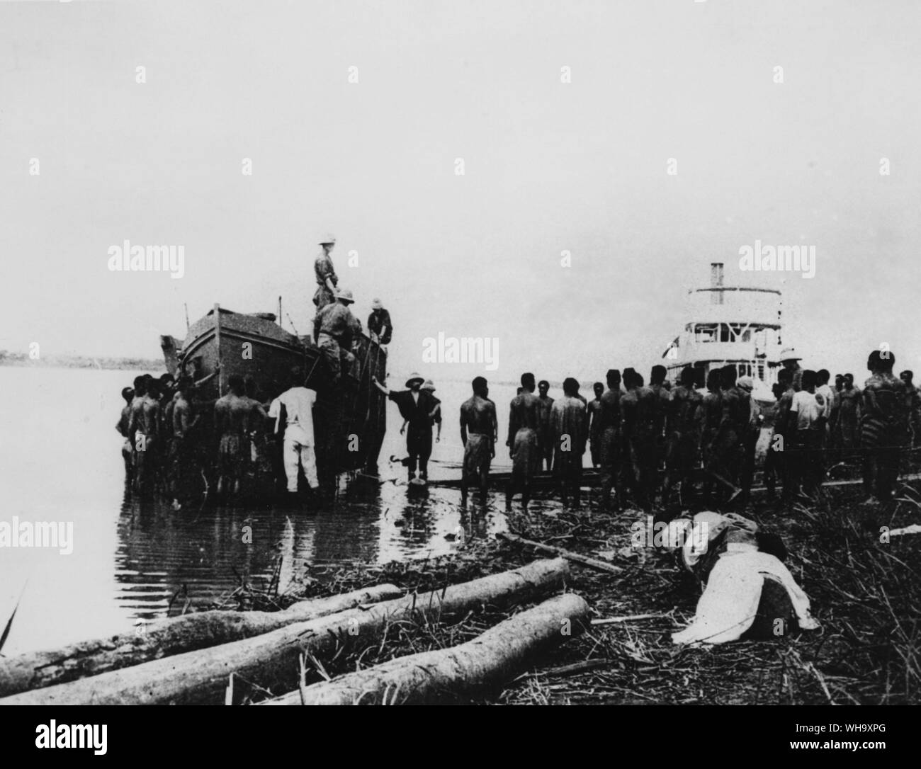 WW1 : Le Tanganiyika Expedition, 1915. La préparation de mettre MIMI sur la rivière bateau à vapeur. La rivière Lualaba. Il n'y a pas de grues, les bateaux ont été transporté (en berceaux) jusqu'slips faite de grands arbres ; alors introduit le steamer'est levée et Butts d'arbres sur le pont et les bateaux remorqués à nouveau. Banque D'Images