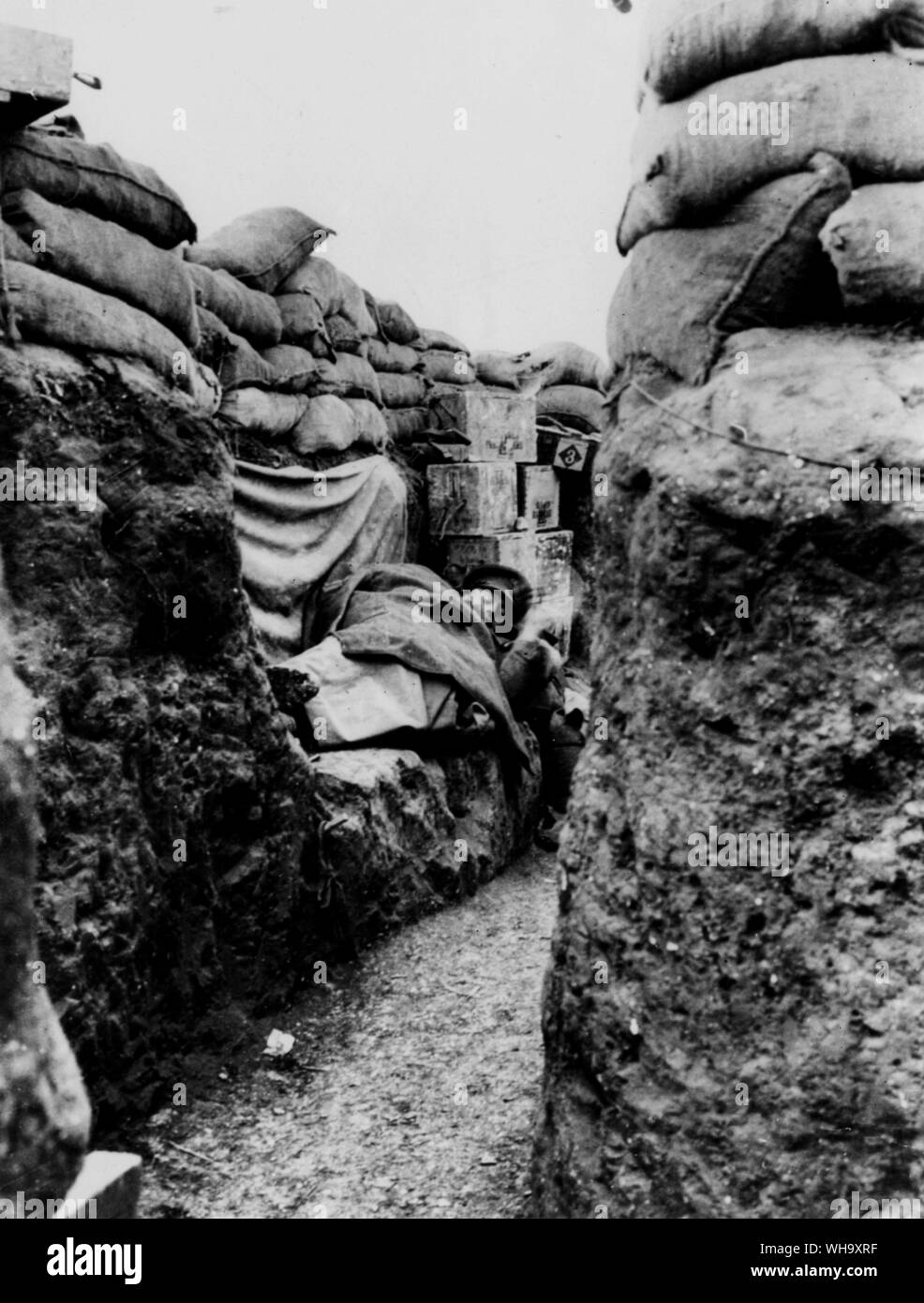 WW1 : Capitaine Wynne Finch. 2ème Scots Guards, montrant les cercueils près de dug-out de l'agent. Laventie, 1915. déc. Banque D'Images