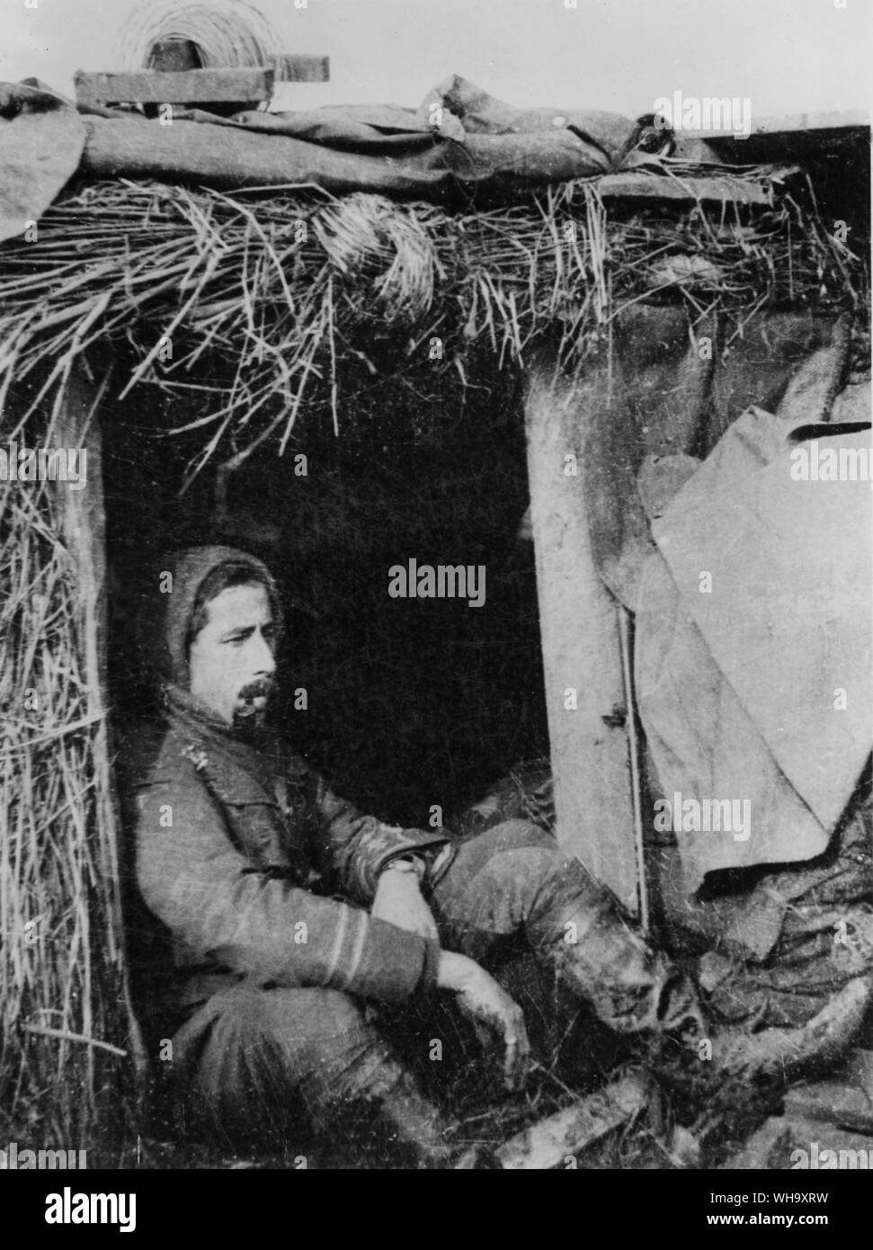 WW1 : officier britannique à l'entrée du dug-out. Front de l'Ouest, 1914. Banque D'Images