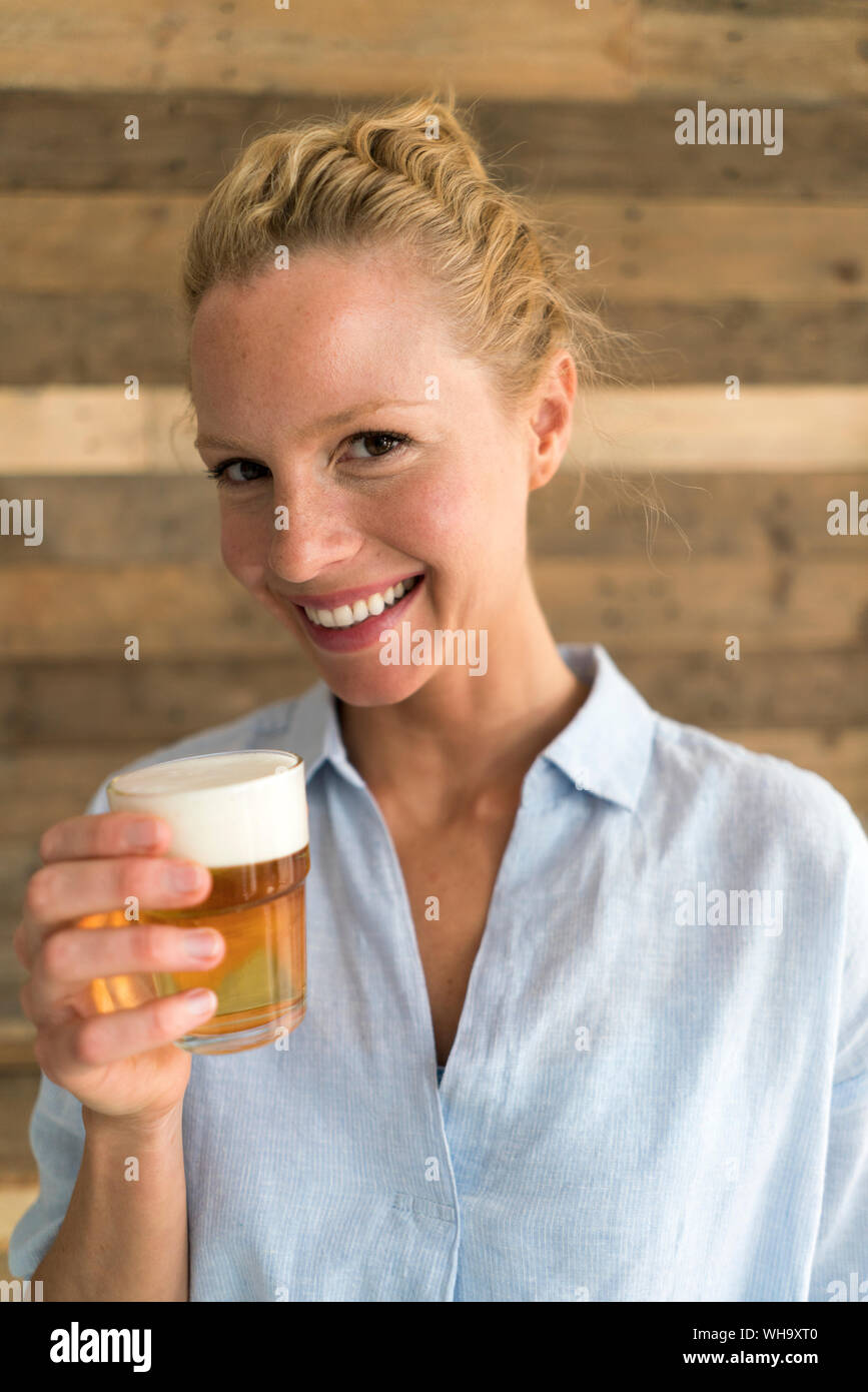 Portrait de femme blonde avec un verre de bière Banque D'Images
