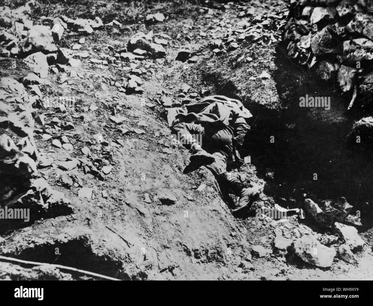 WW1 : un soldat italien morte sur le Monte San Michele, à l'est de Gradisca, vallée de l'Isonzo. Banque D'Images