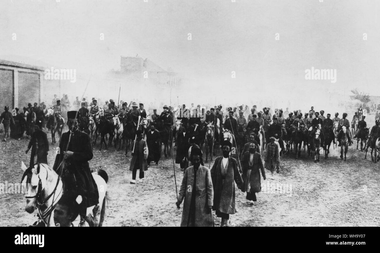 WW1 : Force Perse du Sud. Quartier de Shiraz, 1916 - 1918. L'entrée de la colonne en novembre 1916, Shiraz. Les Britanniques ont été respectées par les principaux habitants qui montèrent avec eux. Les troupes sont le 15e lanciers. La colonne avait achevé une marche de mille kilomètres à travers le cœur de la Perse. Banque D'Images