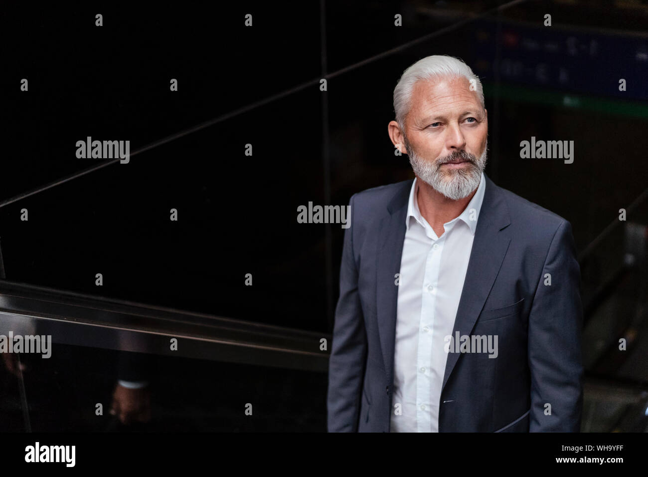 Man sur un escalator Banque D'Images