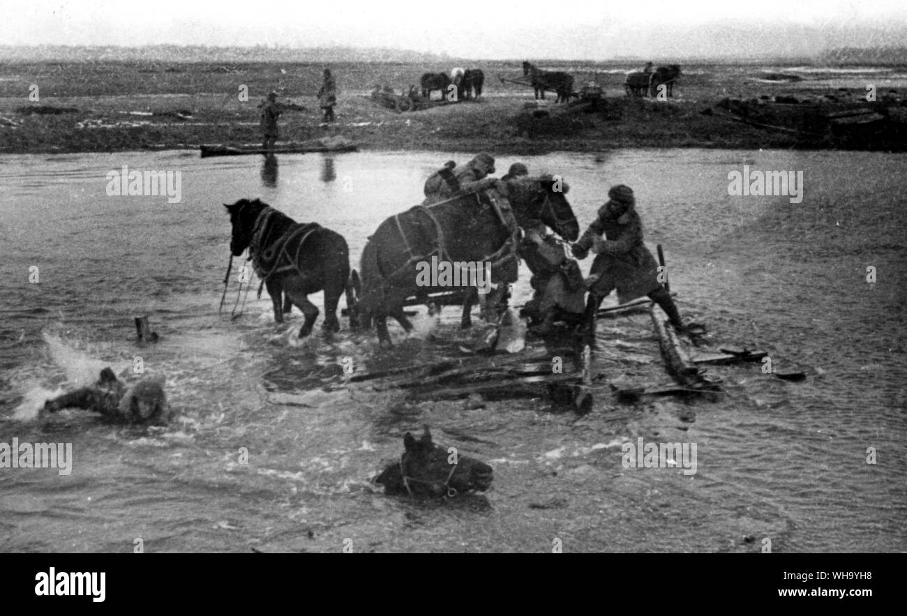 WW2 : février 1944, l'Ukraine. Les Russes traversée du Bug du Sud ( ?) Sud Bog( ?). Banque D'Images
