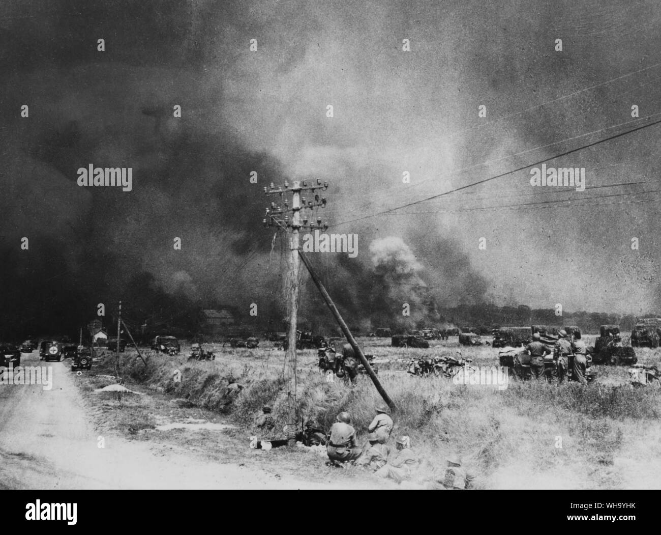 WW2 : Sur la route Caen-Falaise. Août 1944. Se mettre à couvert des troupes lors d'un bombardement. Banque D'Images