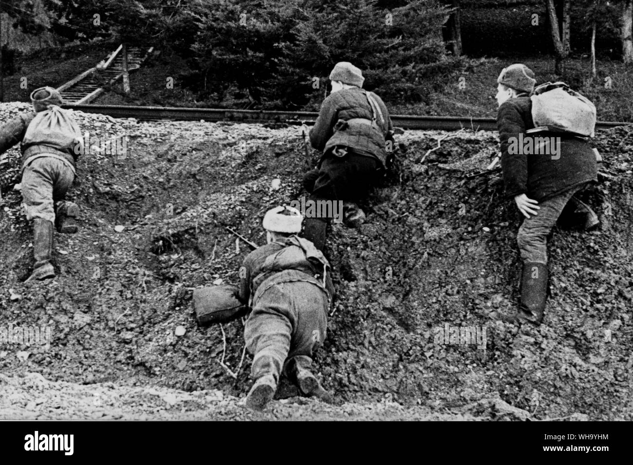 WW2 : la Russie/ Crimée. Un groupe de partisans soviétiques la préparation d'une explosion d'une ligne de chemin de fer, 1943. Banque D'Images