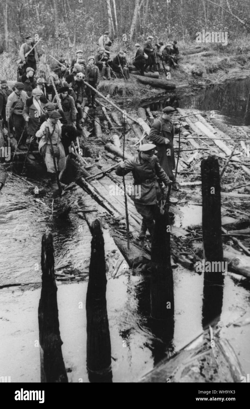WW2 : 1944, l'ouest de la Biélorussie. Gueriilas traversant une rivière. Banque D'Images
