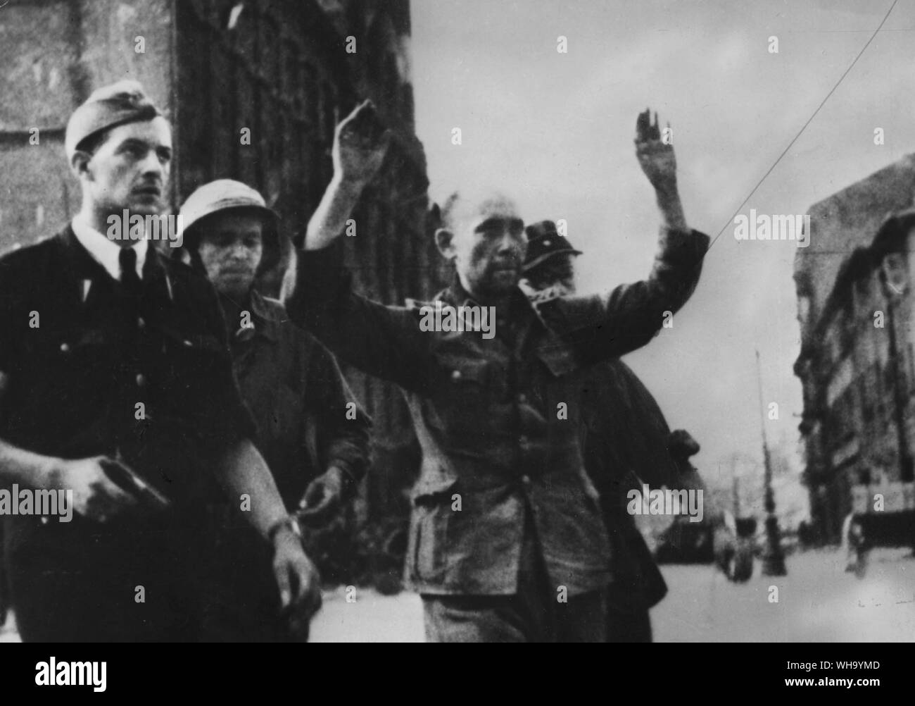 WW2 : En 1944, l'Armée polonaise de l'intérieur rose contre les Nazis à Varsovie, sachant que l'Armée rouge n'est qu'à 14 kilomètres. Mais les Russes, qui avaient appelé à la rébellion, stoppé et laissé les Polonais à lutter seul. Ils ont tué 26 000 nazis, mais a subi un terrible vengeance eux-mêmes. Photo : le bastion allemand dans la circonscription téléphonique sur Zielva Street a été capturé. Le commandant allemand d'être prises pour un camp de prisonniers. Banque D'Images