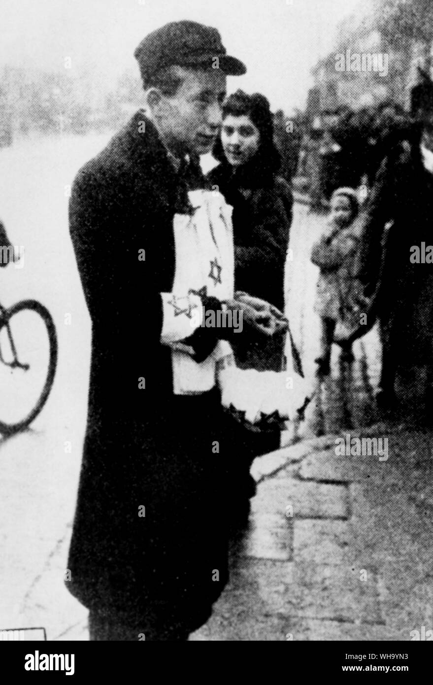 WW2 : vente de brassards juif dans les rues. Banque D'Images