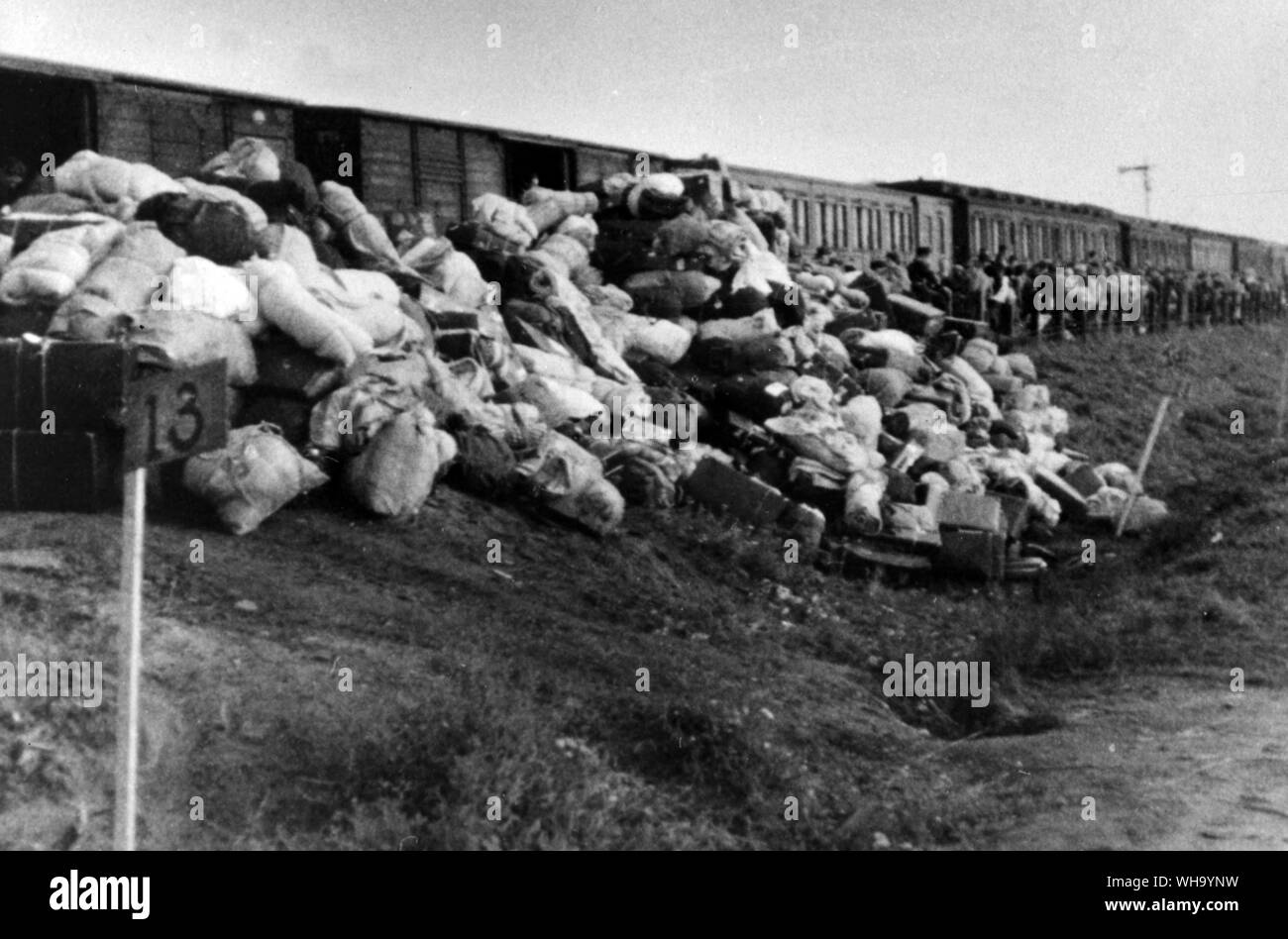 WW2 : Déportation des juifs néerlandais. Sacs d'effets personnels se trouvent à côté des wagons de train. Banque D'Images