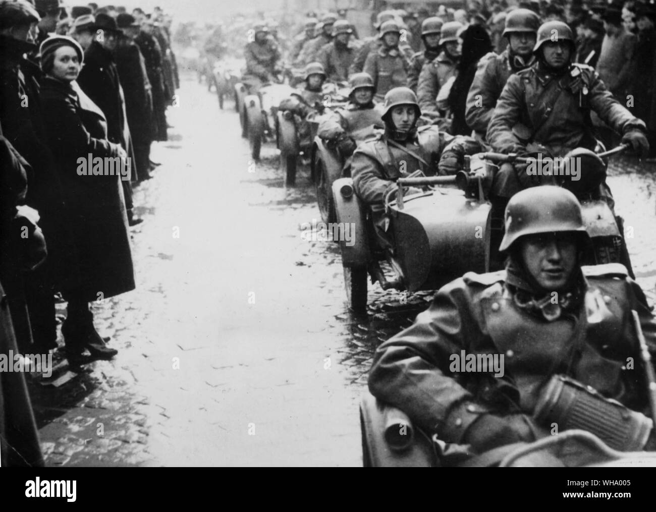 La Tchécoslovaquie : la foule maussade regardez comme les troupes allemandes entre Prague en mars 1939. L'infanterie motorisée allemande entre Prague le 15 mars 1939, à travers les rues bordées de personnes. Banque D'Images
