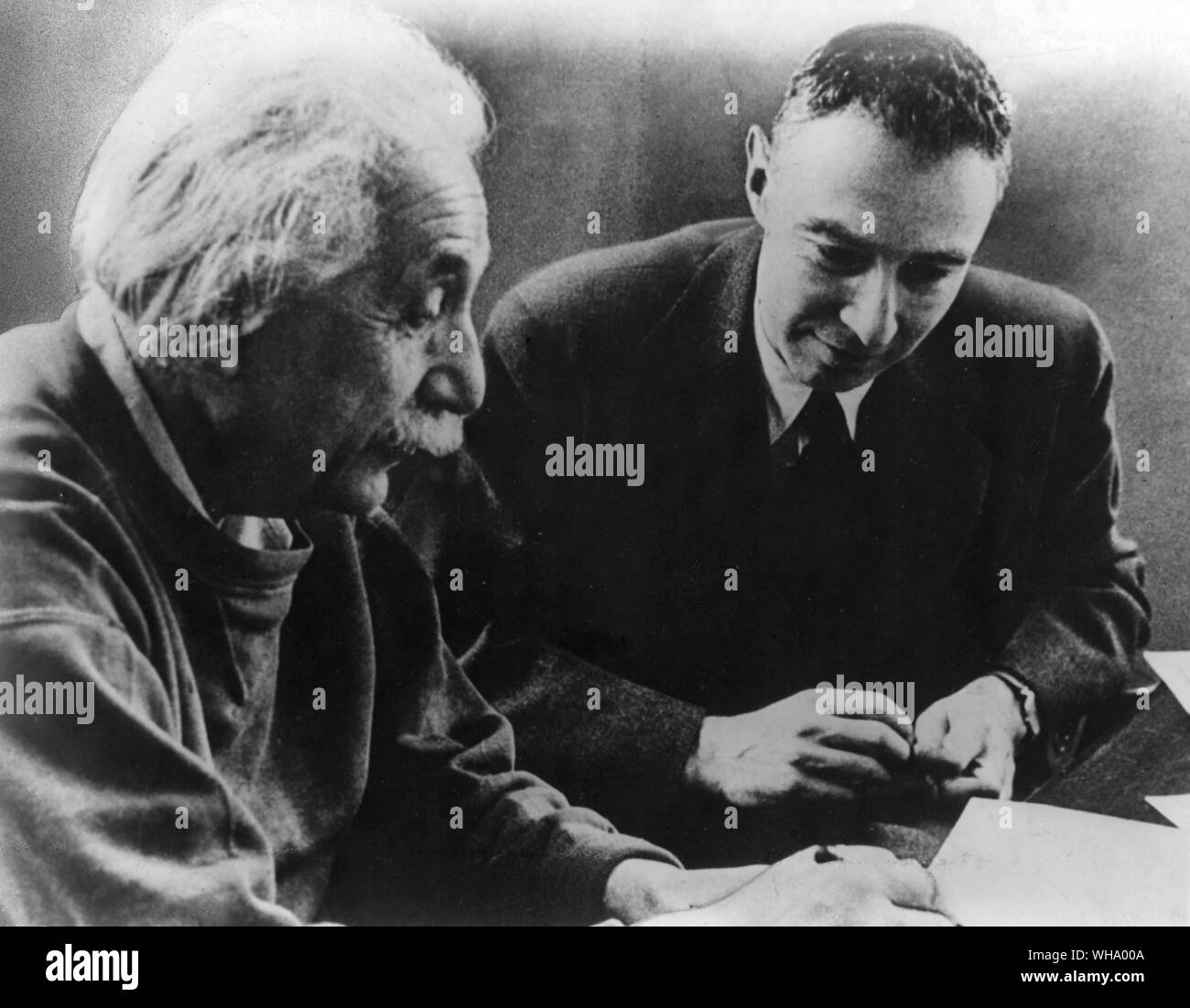 Albert Einstein (à gauche) et J. Robert Oppenheimer (droite). Banque D'Images