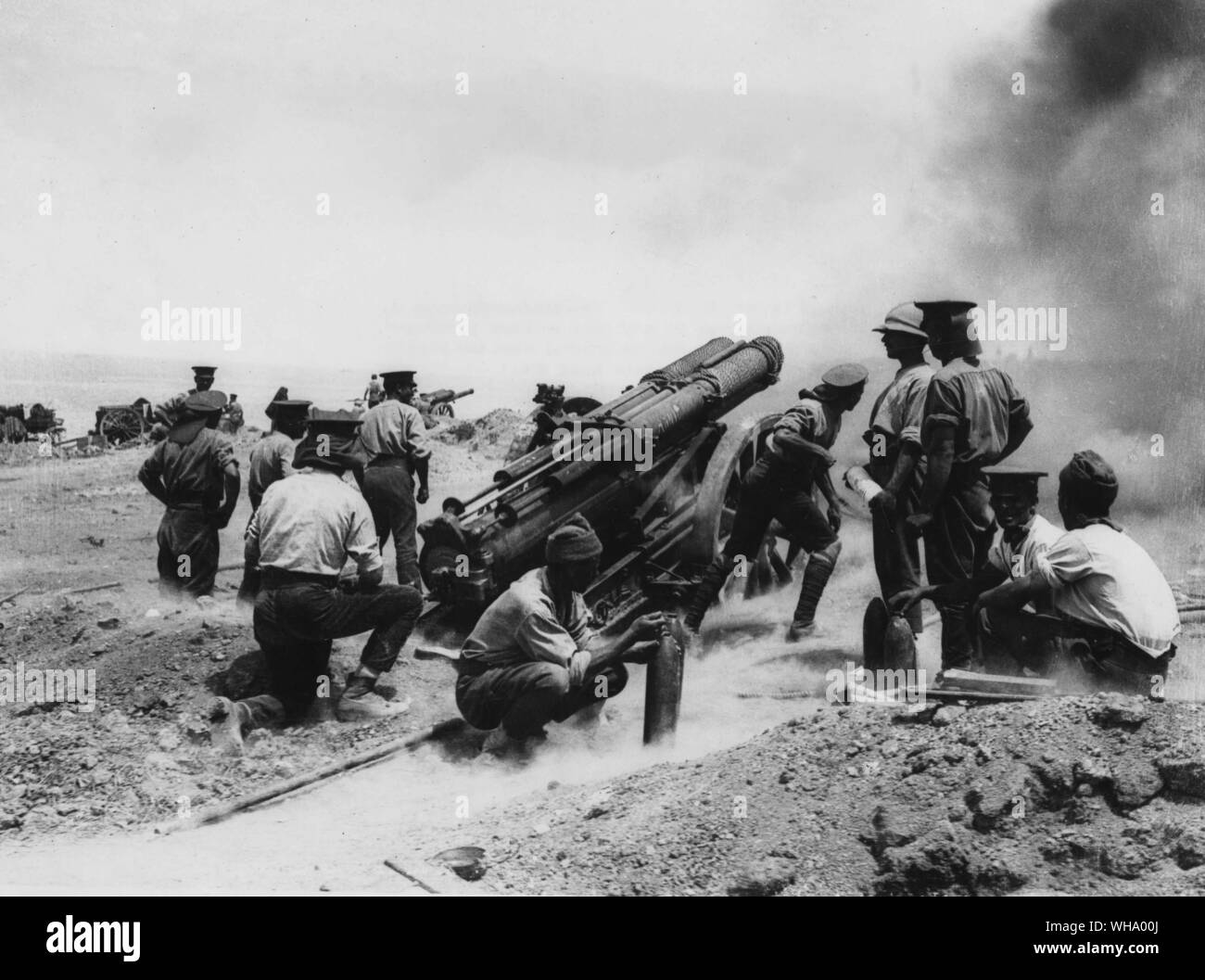 Bataille de Helles, 1915. Une batterie de 60 livres en action dans l'ouvert le haut de la falaise. Jusqu'à juillet 1915, il n'y avait que huit de ces canons en action à Helles, la Turquie, et au début du mois d'août, tous sauf un avaient été rompues. Banque D'Images