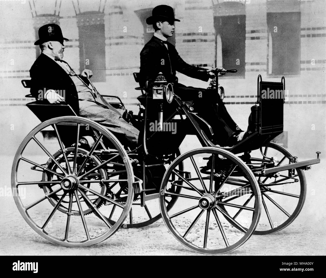 Gottlieb Daimler dans son Daimler Wagen, 1886. Banque D'Images