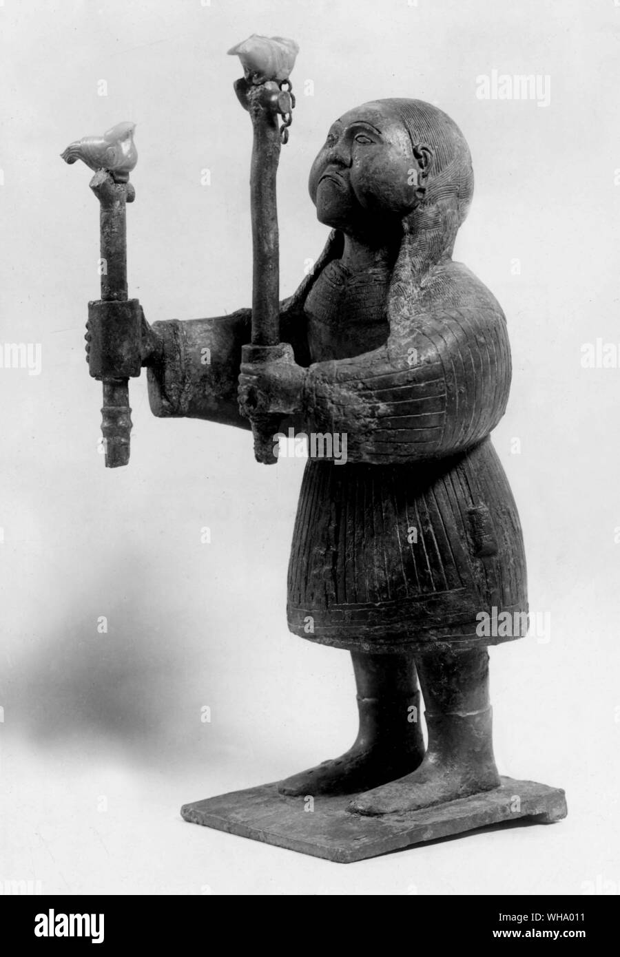 Statuette en bronze d'une jeunesse mongole avec des oiseaux. Banque D'Images