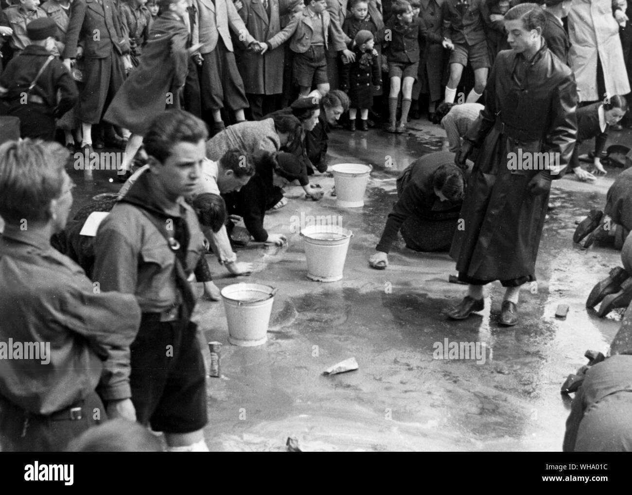 Autriche : Les badauds regarder comme les Juifs sont obligés de nettoyer les rues de Vienne. Banque D'Images