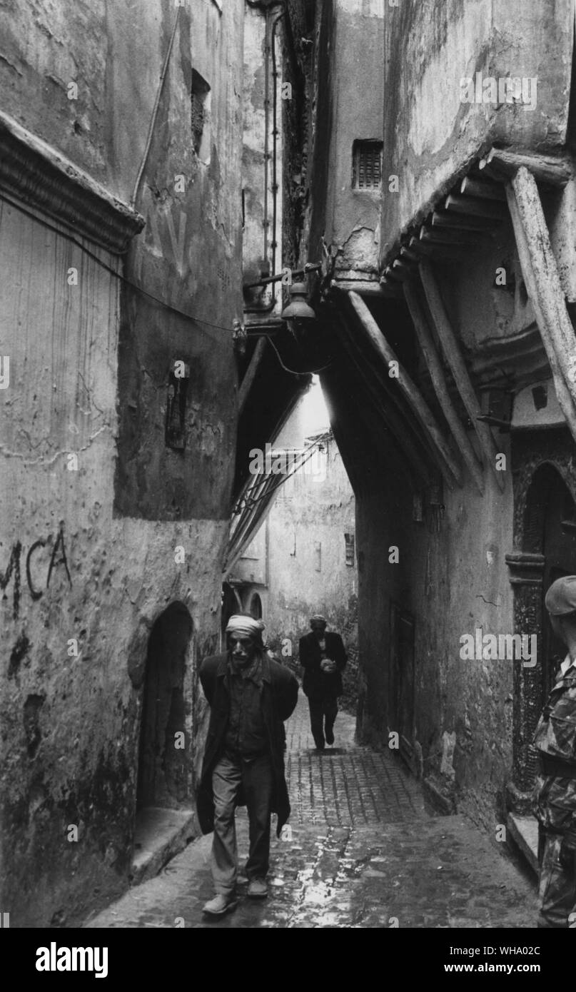 Casbah, Alger : Vue vers le bas une rue avec deux collègues locaux. Banque D'Images