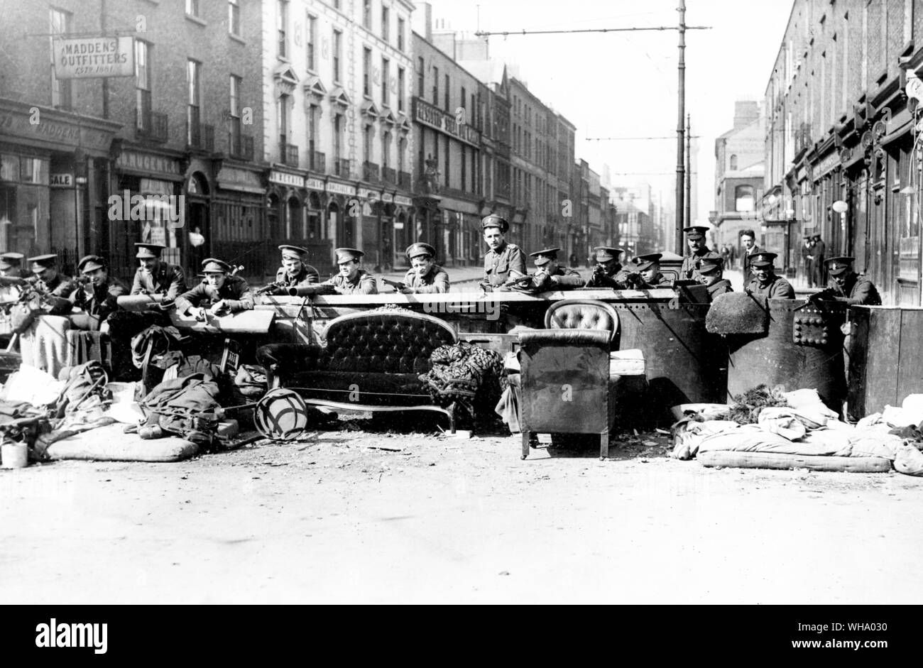La rébellion irlandaise de 1916. Les troupes de la FPO dans barricades manning Talbot Street, Dublin. Banque D'Images