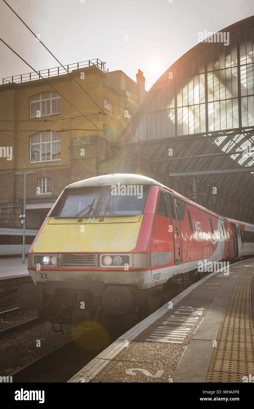 Class 91 locomotive en livrée LNER en attente à la gare de Kings Cross, Londres, Angleterre. Banque D'Images