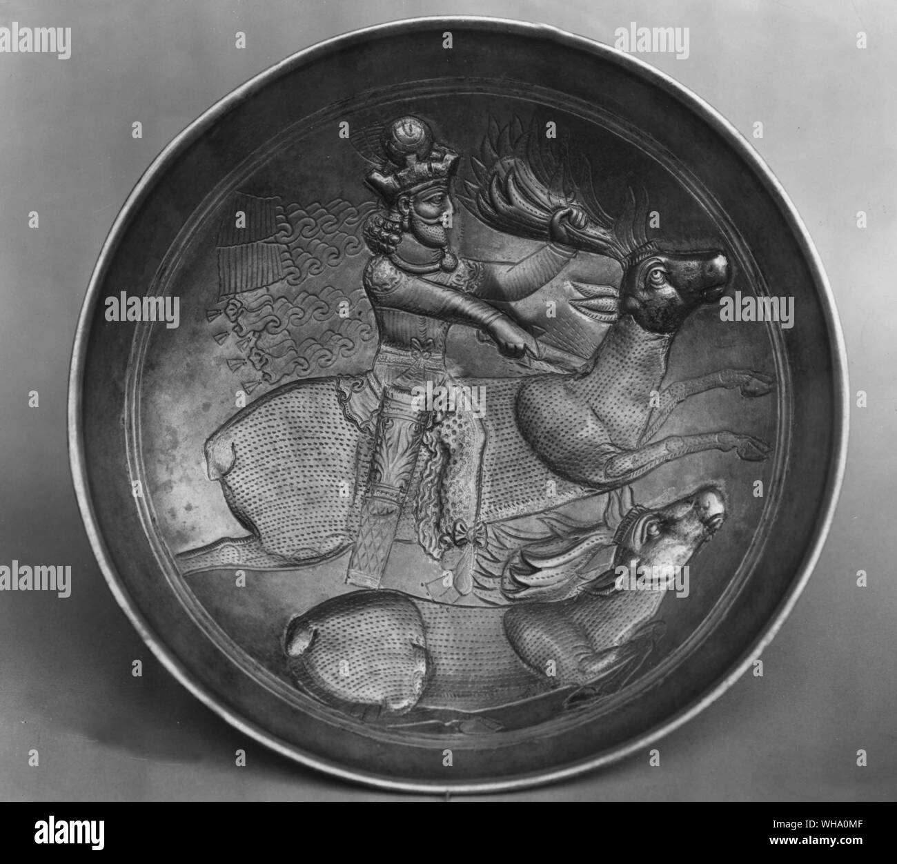 Décore plat en argent en relief avec Shapur I la chasse. Le Persan, Sussanian période, 3e siècle. Banque D'Images
