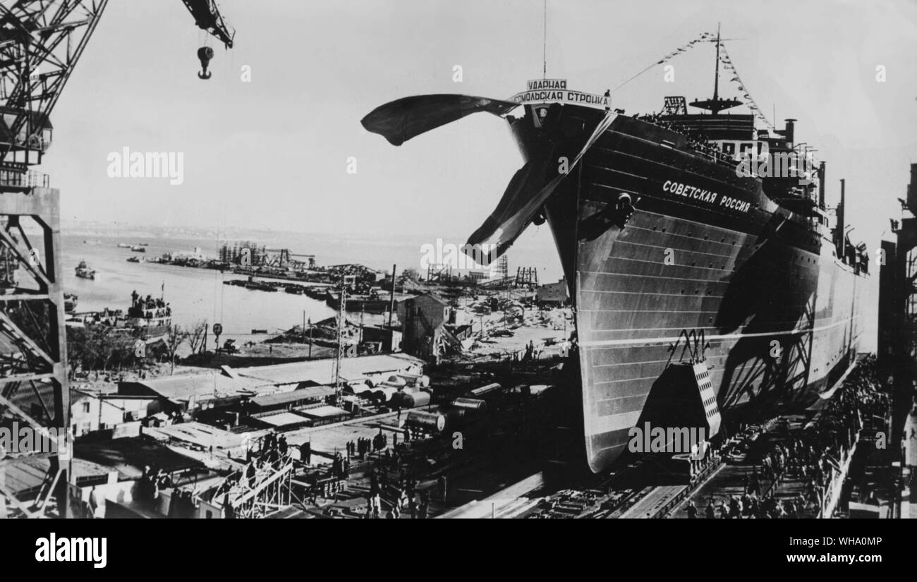 'La Russie construit un baleinier'. Photographié à Nikolaev dockyard où il a été construit, est le Sovetskaya Rossia, navire amiral de la flottille baleinière nouveau russe. 716 pieds de long, il a entraîné le déplacement de 43 920 tonnes et est capable de faire un circuit complet du globe sans escale dans un port. Photo montre comme il est lancé. Banque D'Images