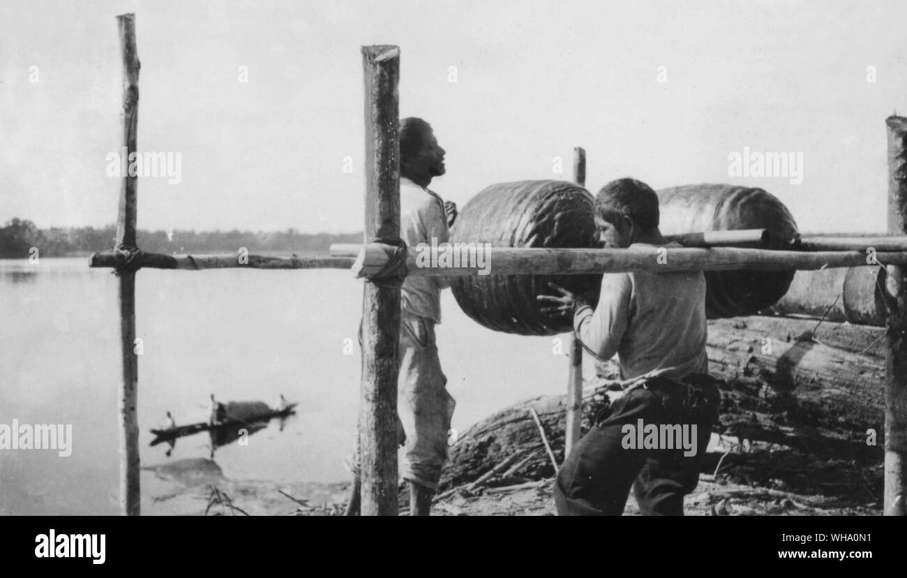Brésil : l'industrie du caoutchouc ( ?). Les travailleurs brésiliens, c.1919. Banque D'Images
