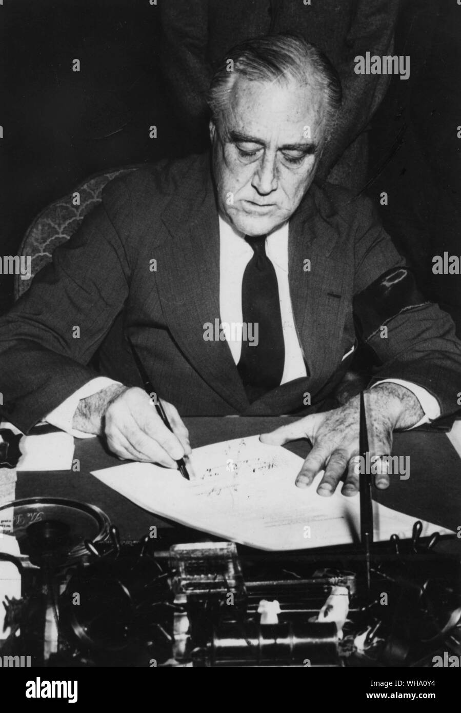 WW2 : Président F D Roosevelt signant la déclaration de guerre contre le Japon, l'Allemagne et l'Italie. Banque D'Images
